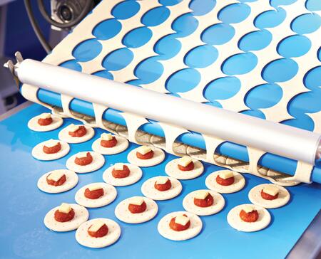 Machine conveyor for the preparation of baking stuffed with cheese and tomato paste