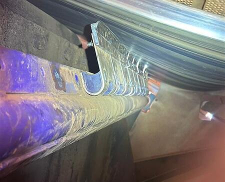 P-Type Secondary Cleaner with Flextreme™ PXT Cushions cleaning an iron ore belt